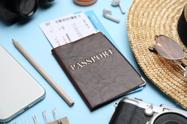 Pasaporte Con Billetes Cerca Artículos Viaje Sobre Fondo Azul Claro — Foto de Stock