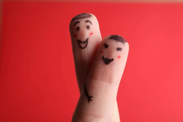 Zwei Finger Mit Zeichnungen Glücklicher Gesichter Auf Rotem Hintergrund Zeit — Stockfoto