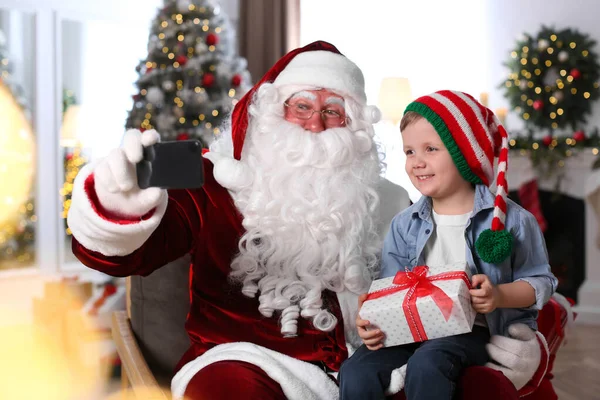 Santa Claus Malý Chlapec Brát Selfie Pokoji Zdobené Vánoce — Stock fotografie