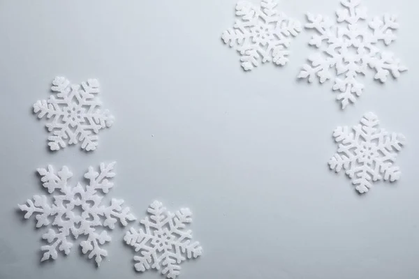 Hermosos Copos Nieve Sobre Fondo Blanco Planas Espacio Para Texto — Foto de Stock
