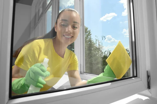 Happy Wanita Muda Membersihkan Kaca Jendela Dengan Kain Spons Dan — Stok Foto