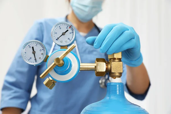 Orvosi Dolgozó Ellenőrzi Oxigén Tartály Kórházi Szobában Közelkép — Stock Fotó