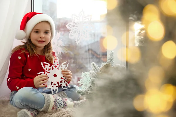 Malá Dívka Santa Klobouk Papírem Sněhová Vločka Blízkosti Malého Vánočního — Stock fotografie