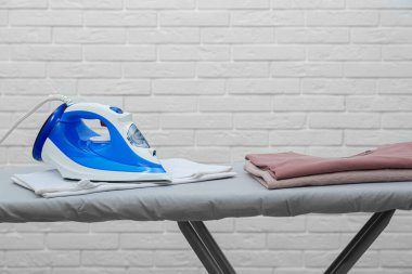 Modern demir ve temiz giysiler beyaz tuğla duvara karşı. Metin için boşluk