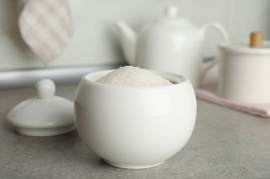 Gri masadaki beyaz şekerli seramik kase