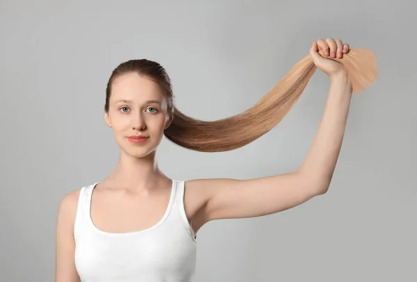 Dospívající Dívka Silnými Zdravými Vlasy Světle Šedém Pozadí — Stock fotografie
