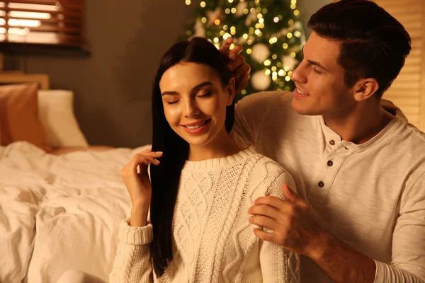 Pareja Feliz Dormitorio Festivamente Decorado Celebración Navidad —  Fotos de Stock