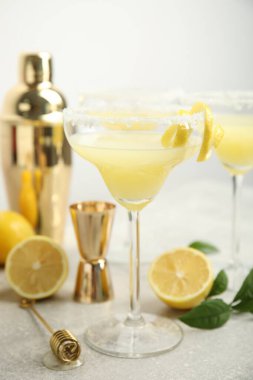 Lezzetli arı dizleri kokteyl ve açık gri masada malzemeler