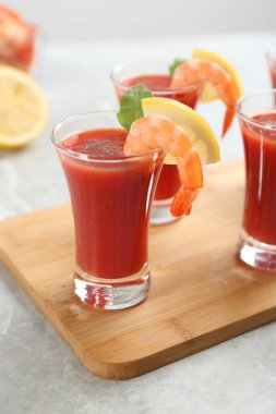 Masada domates soslu lezzetli karides kokteyli.