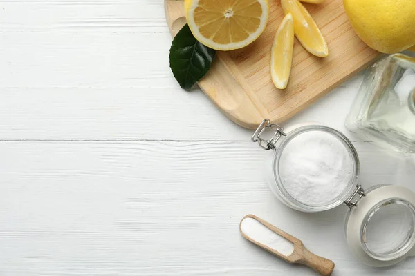 Membakar Soda Cuka Dan Memotong Lemon Meja Kayu Putih Berbaring — Stok Foto