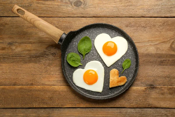 Huevos Fritos Forma Corazón Con Tostadas Sartén Sobre Mesa Madera — Foto de Stock