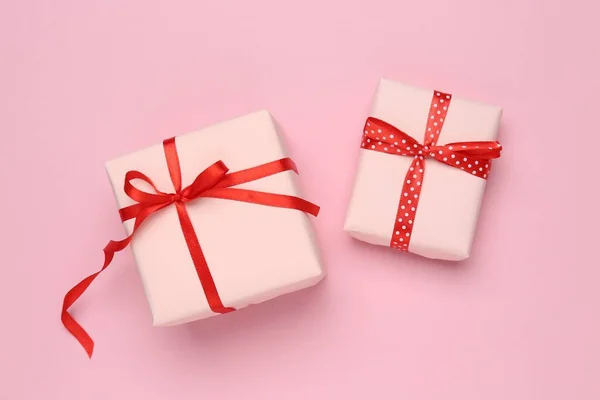 粉色背景漂亮礼品盒 — 图库照片