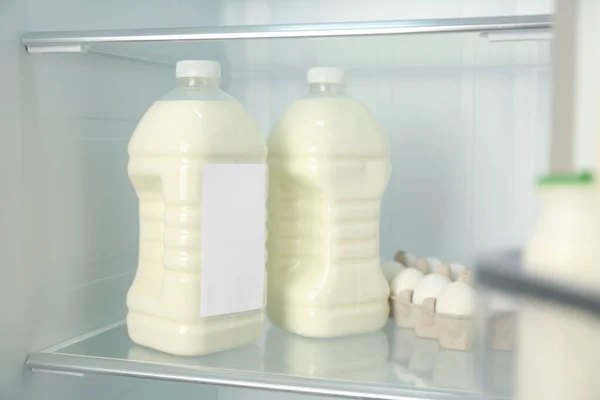 冷蔵庫で卵の近くの牛乳のガロン クローズアップ — ストック写真