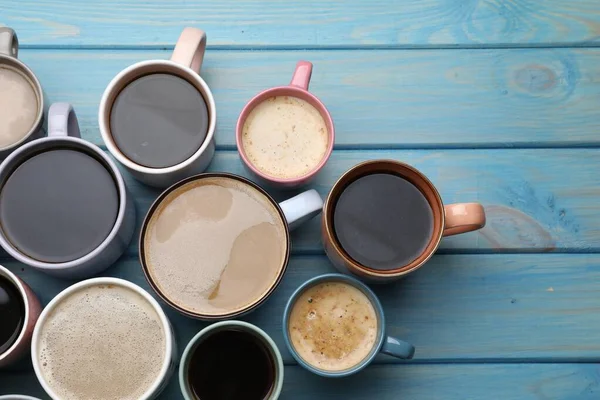 Muitas Xícaras Diferentes Bebidas Café Mesa Madeira Azul Claro Flat — Fotografia de Stock