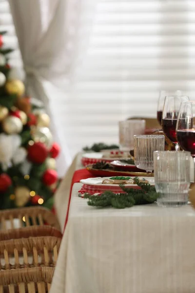 Feestelijk Diner Met Heerlijk Peperkoekje Wijn Tafel Binnen Kerstavond — Stockfoto