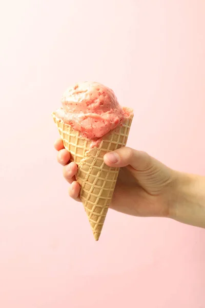 Mulher Segurando Cone Waffle Com Delicioso Sorvete Fundo Rosa Close — Fotografia de Stock