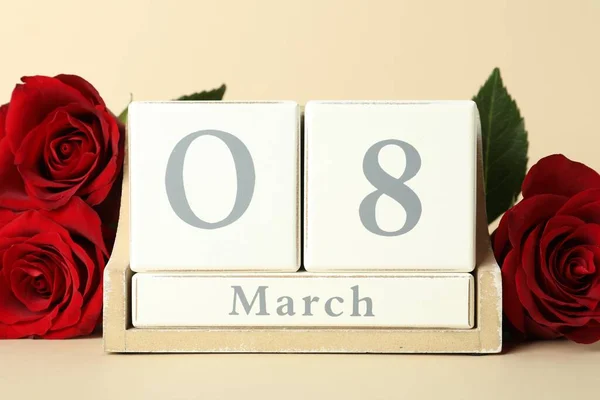 3月8日の日付とベージュの背景にバラと木製のブロックカレンダー 国際女性デー — ストック写真