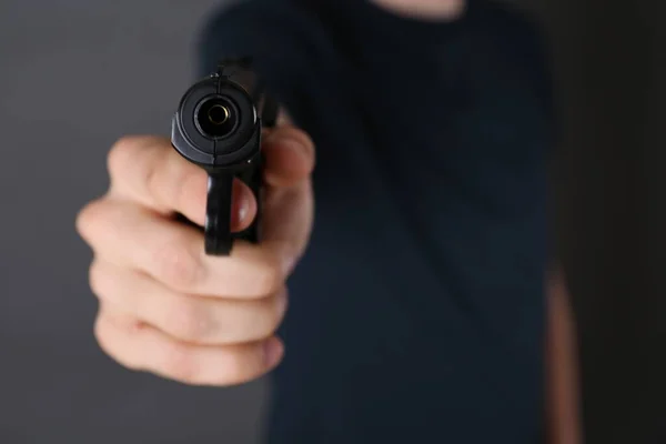Mann Richtet Waffe Auf Dunklen Hintergrund Nahaufnahme — Stockfoto