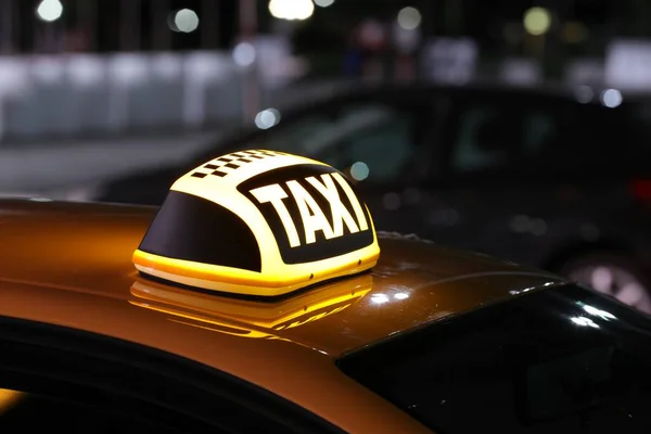 Carro Táxi Com Sinal Amarelo Rua Cidade Noite — Fotografia de Stock