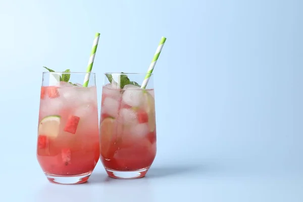 Lekkere Zomerse Watermeloen Drank Met Limoen Glazen Lichtblauwe Achtergrond Ruimte — Stockfoto