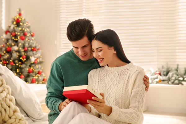 Happy Couple Gift Home Christmas Celebration — Stock Photo, Image