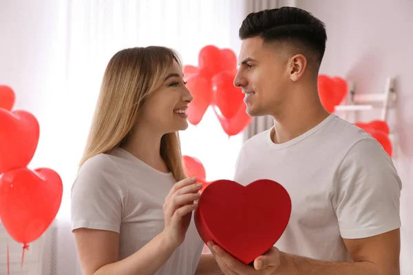 Schönes Paar Mit Geschenk Zimmer Valentinstag Feier — Stockfoto