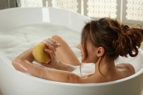 Mulher Esfregando Antebraço Com Esponja Enquanto Toma Banho — Fotografia de Stock