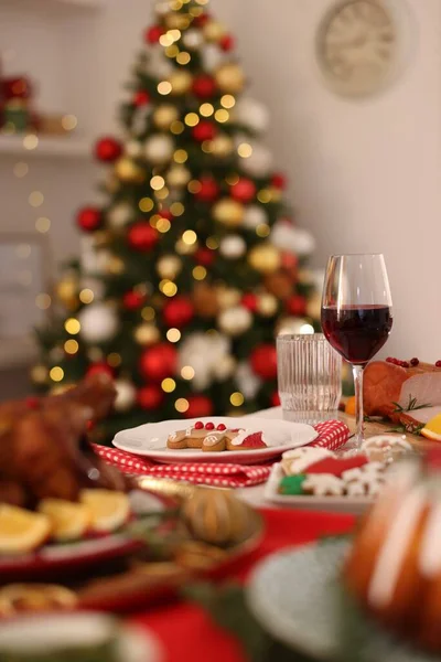 Εορταστικό Δείπνο Σερβίρεται Στο Τραπέζι Μέσα Γιορτή Παραμονής Χριστουγέννων — Φωτογραφία Αρχείου