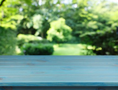 Güneşli bir günde açık havada açık mavi ahşap bir yüzey. Tasarım için boşluk