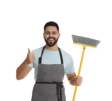 Beyaz arka planda sarı süpürgesi olan genç bir adam.
