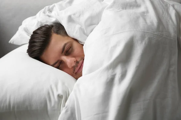 Bonito Homem Dormindo Sob Cobertor Macio Cama Casa — Fotografia de Stock