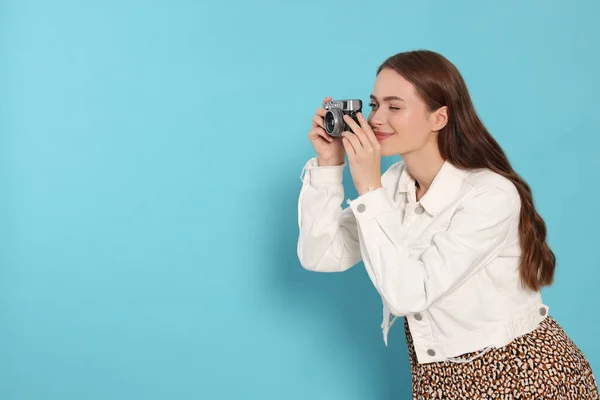 Jonge Vrouw Met Camera Fotograferen Lichtblauwe Achtergrond Ruimte Voor Tekst — Stockfoto