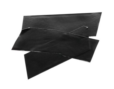 Siyah izolasyon bandı parçaları beyaz, üst görünümde izole