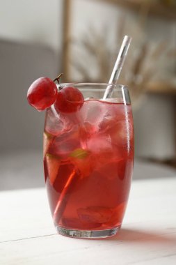 İçerideki beyaz ahşap masada buzlu ve limonlu üzümlü soda. Tazeleyici içecek.