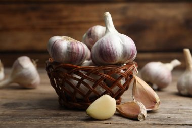 Tahta sepetin üzerinde taze organik sarımsak.