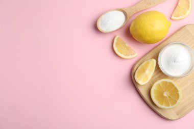 Pembe arka planda kabartma tozu ve limon. Metin için boşluk