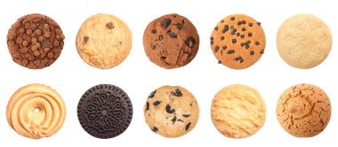 Beyaz arka planda lezzetli farklı kurabiyelerle set, üst manzara. Pankart tasarımı