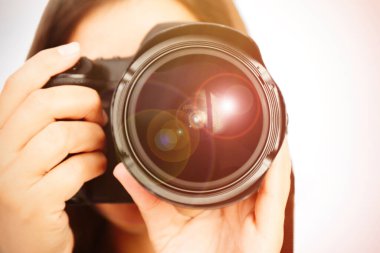 Işıklı arka planda profesyonel kameralı fotoğrafçı, yakın plan