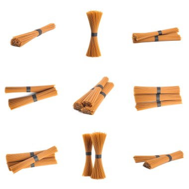 Beyaz arka planda pişmemiş karabuğday eriştesiyle ayarlandı