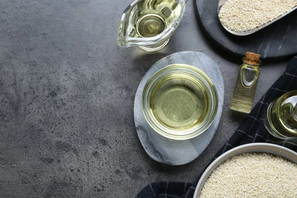 Aceite Sésamo Semillas Sobre Mesa Gris Oscuro Aplanado Espacio Para — Foto de Stock