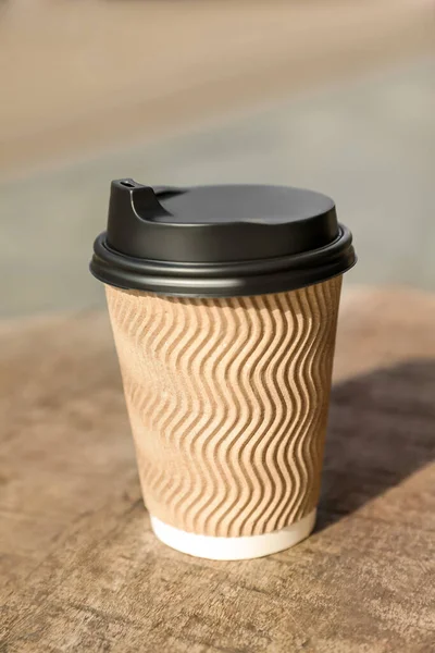 Χάρτινο Takeaway Φλιτζάνι Καφέ Πλαστικό Καπάκι Ξύλινο Τραπέζι Στην Πόλη — Φωτογραφία Αρχείου