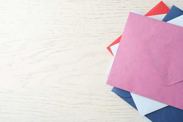 Envelopes Papel Coloridos Sobre Fundo Madeira Branco Vista Superior Espaço — Fotografia de Stock