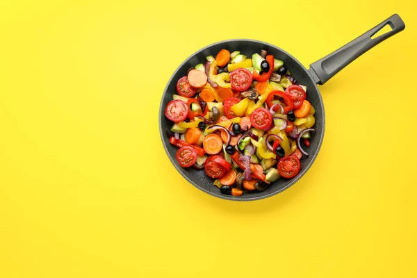 黄色の背景に鍋でおいしい野菜のミックス トップビュー テキストのスペース — ストック写真
