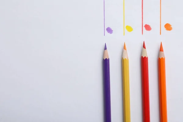 Crayons Colorés Avec Des Échantillons Sur Fond Blanc Vue Dessus — Photo