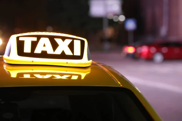 Ταξί Κίτρινη Πινακίδα Στο Δρόμο Της Πόλης Νύχτα — Φωτογραφία Αρχείου