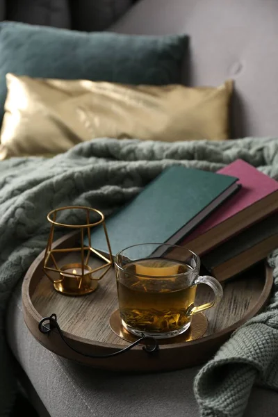 ソファの上でさまざまなインテリア要素とお茶とスタイリッシュなトレイ — ストック写真
