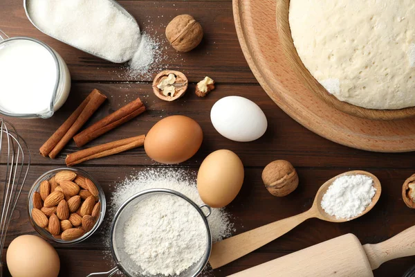Deg Och Ingredienser Till Bakverk Träbord Platt Liggunderlag — Stockfoto