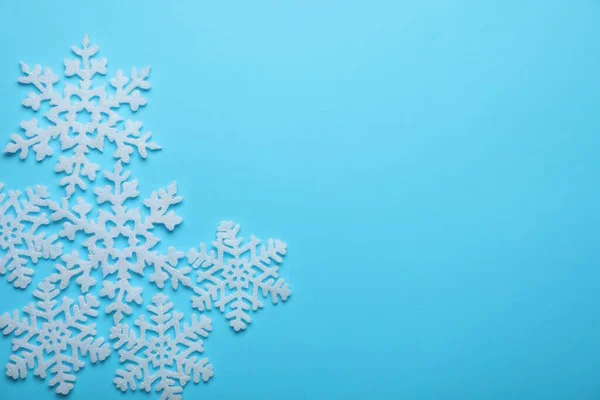 Bellissimi Fiocchi Neve Decorativi Sfondo Azzurro Posa Piatta Spazio Testo — Foto Stock