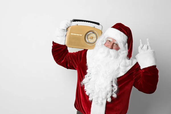 Santa Claus Con Radio Vintage Sobre Fondo Claro Música Navideña —  Fotos de Stock