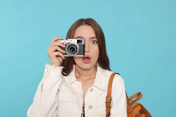 Emotionele Jonge Vrouw Met Camera Fotograferen Lichtblauwe Achtergrond Interessante Hobby — Stockfoto